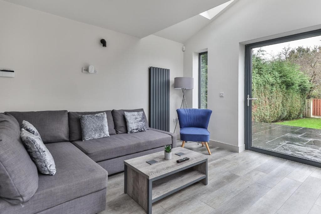 Large, Modern Apartment with En-suites, Wifi, Parking Image 2