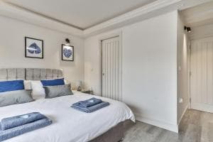 Large, Modern Apartment with En-suites, Wifi, Parking Image 3
