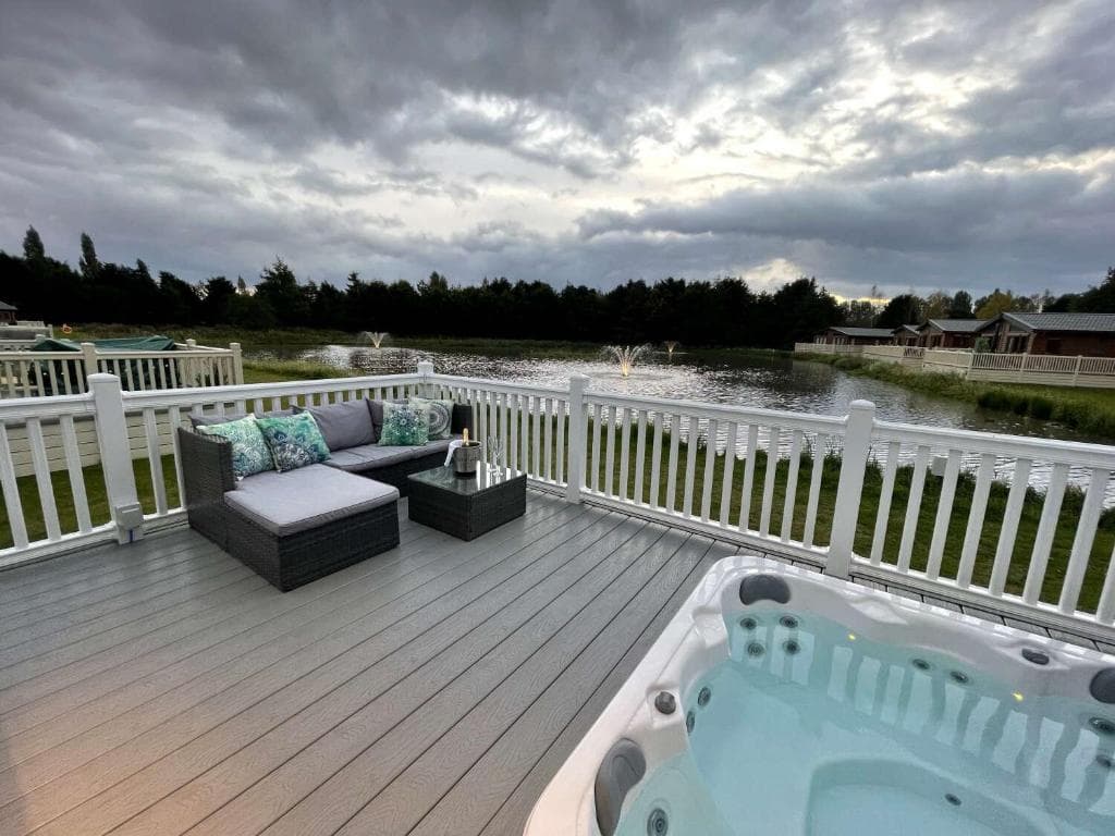 Lakeview Winter Lodge with Hot Tub Image 1