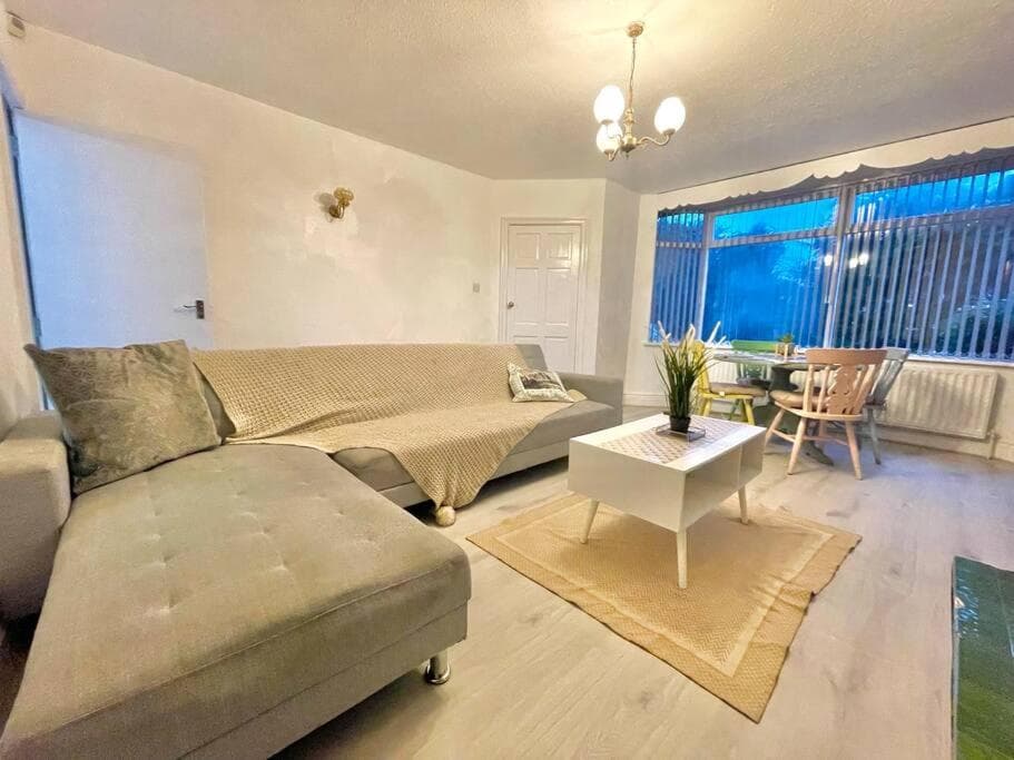 Spacious, Bright, Private 3 Bed Family Home Image 1