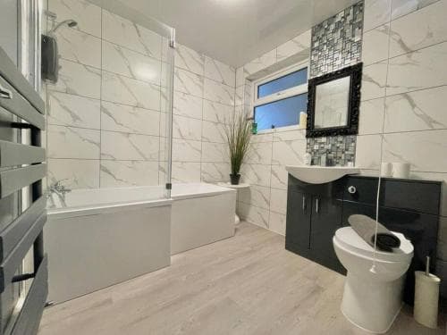 Spacious, Bright, Private 3 Bed Family Home Image 2