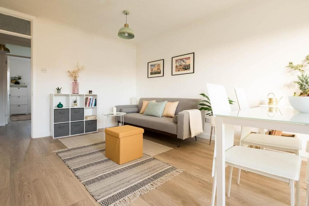 Stylish apartment with balcony, minutes from beach Image 2