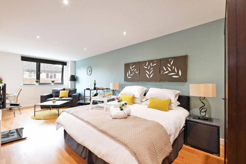 Modern City Centre Studio Apartment - West One Image 3
