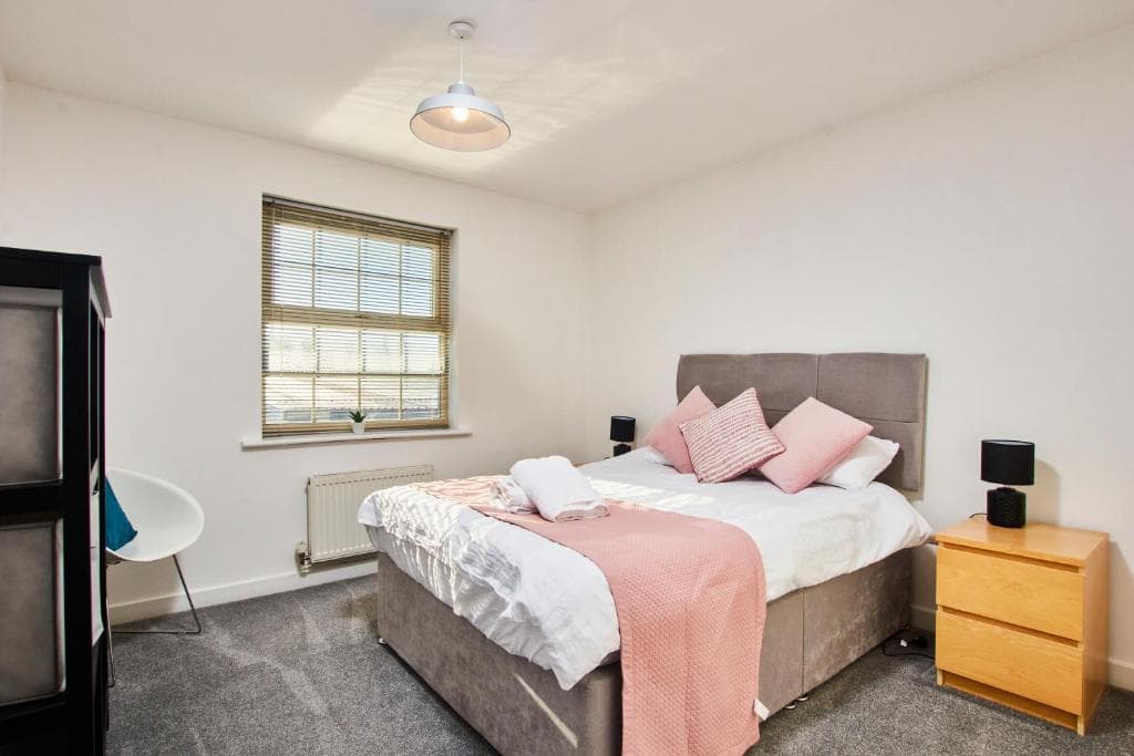Stunning 2 Bed Apartment -Parking - Great Location Image 1