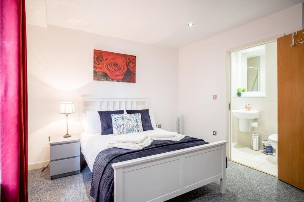 Large 2 Bed, 2 Bath, Free Parking & WiFi Image 1