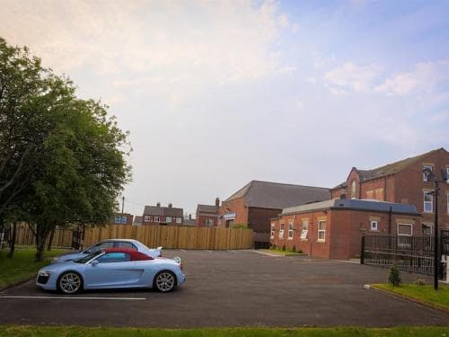 Modern city centre flat with free parking Image 1