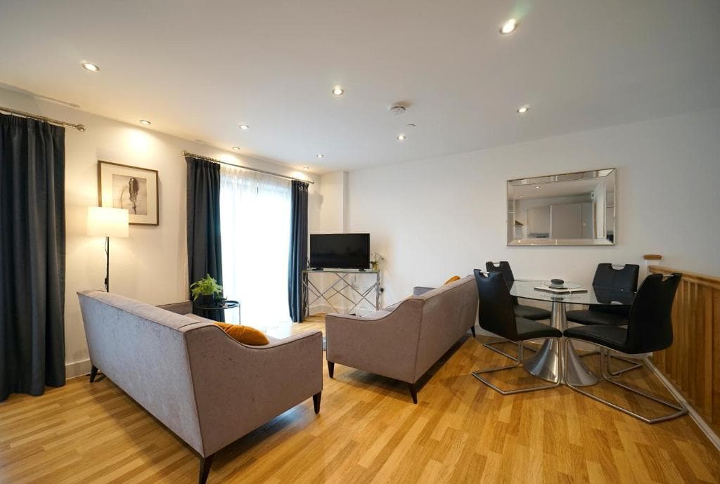 Modern 2 Bed Apartment with Juliet Balcony - DHB STAYS Image 2