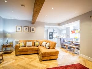 School Cottage Image 3
