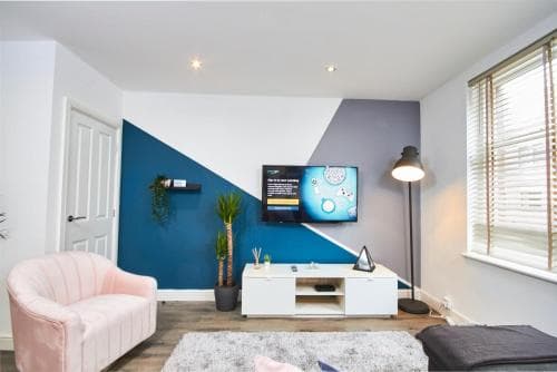 Stunning 2 bed Apartment - Central Location Image 2