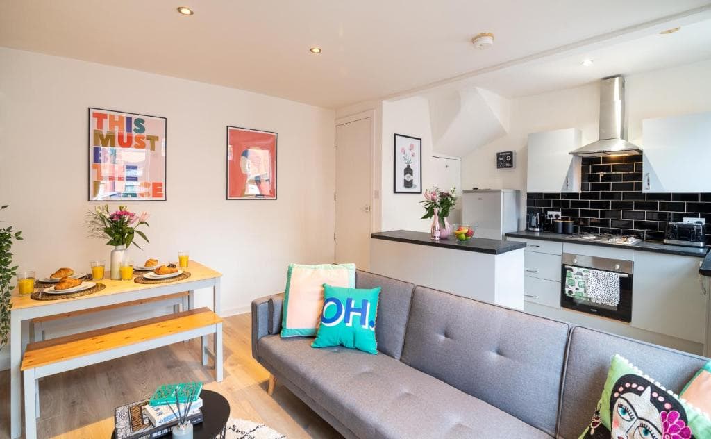 The Hyde Away. Chic Urban 2 Bedroom House Image 3