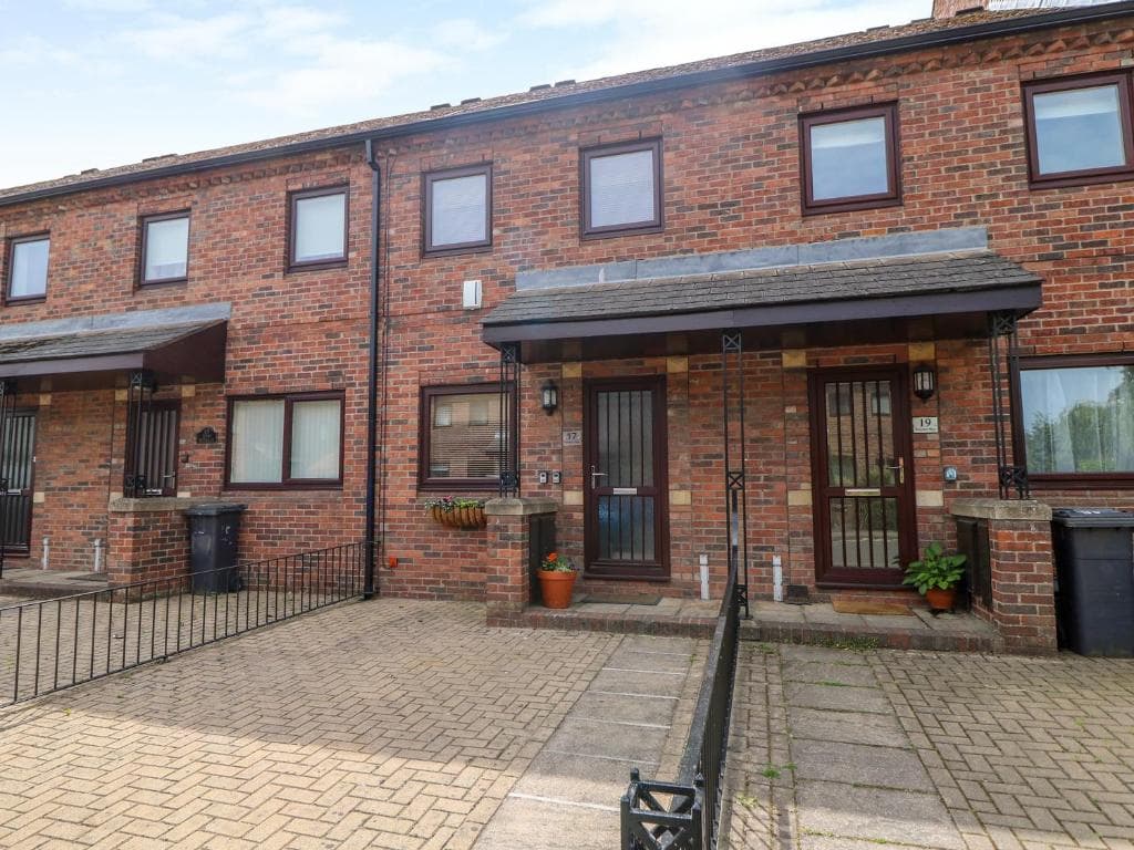 17 Fewster Way Image 1