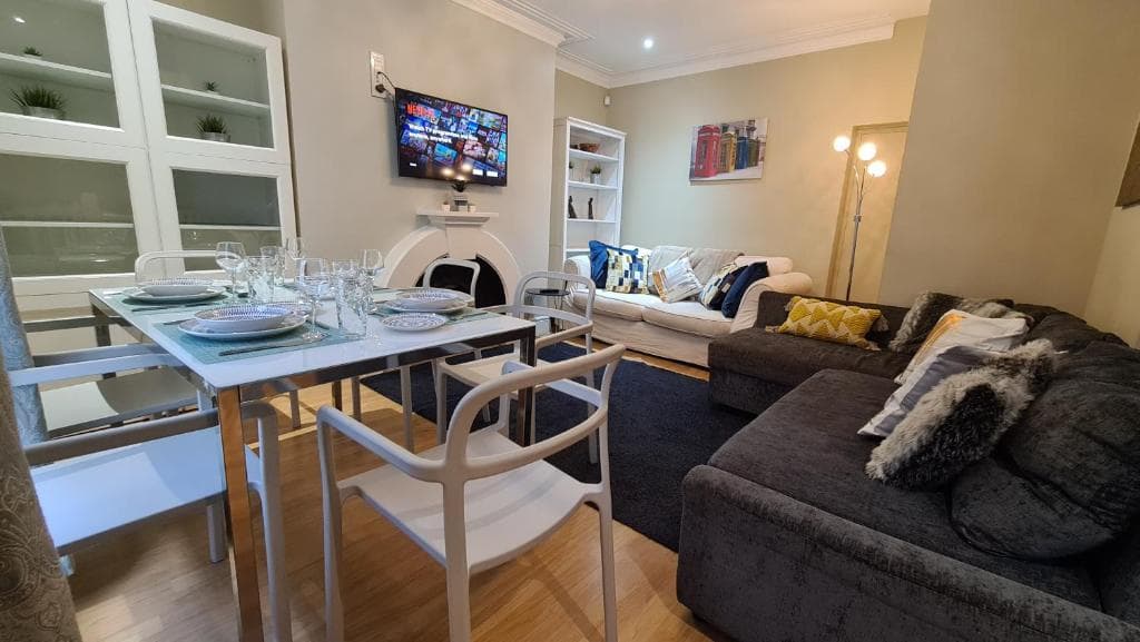 Stylish 2 Bedroom Apartment, Leeds Centre + Free Parking Image 3