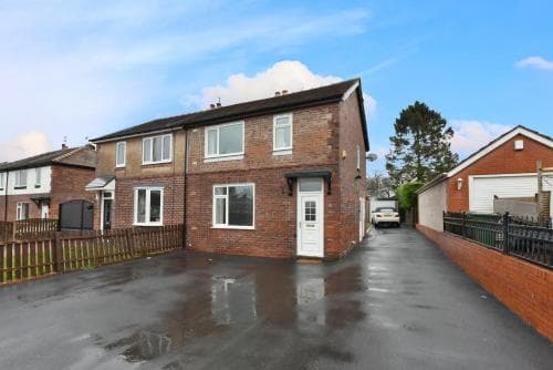 Captivating 3-Bedroom House Image 2