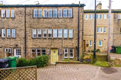 Stunning 3 Bedroom Cottage - Pet Friendly Image 1