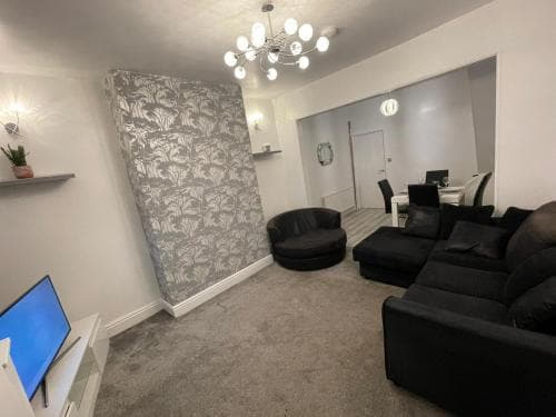 Cheerful -2 Bedroom Holiday Home Image 1