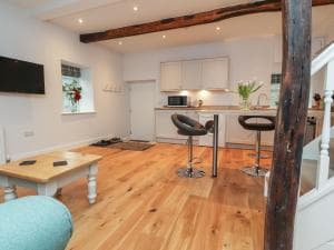 3 Hull House Cottage Image 3