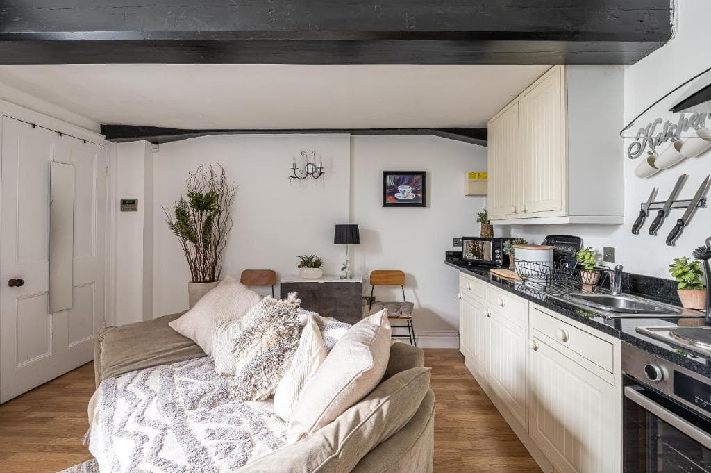 1 Bed Central Garden Apartment Image 3