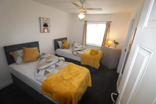 SUPER 7 PERSON 3 BEDROOM 3 BATHROOM HOUSe! Image 1