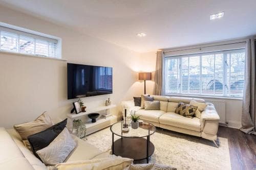 Stunning 2-bed Riverside Luxury Home with Parking Image 2