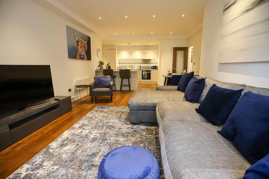 Stylish 2 Bedroom Apartment and Terrace Sleeps 4 Image 1