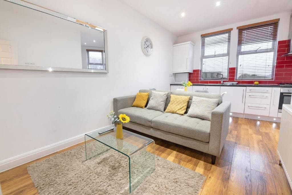 Modern, spacious apartment with free parking Image 1