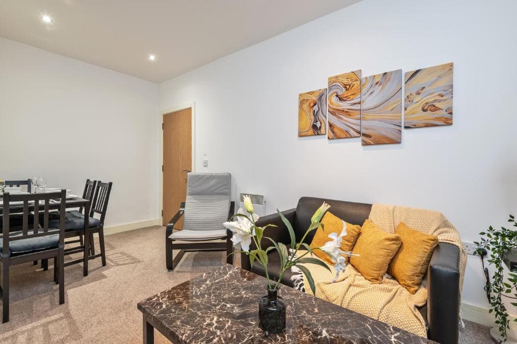Modern 2 Bedroom luxury Apartment Image 2