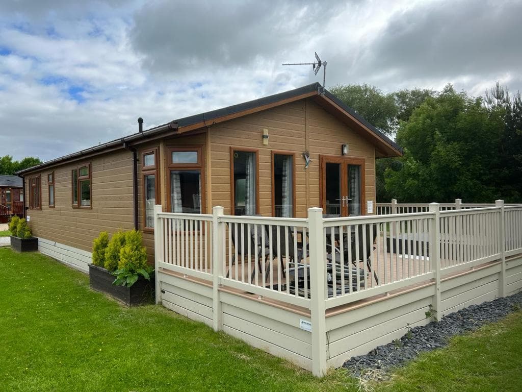 Kingfisher Lodge with Hot Tub Image 3
