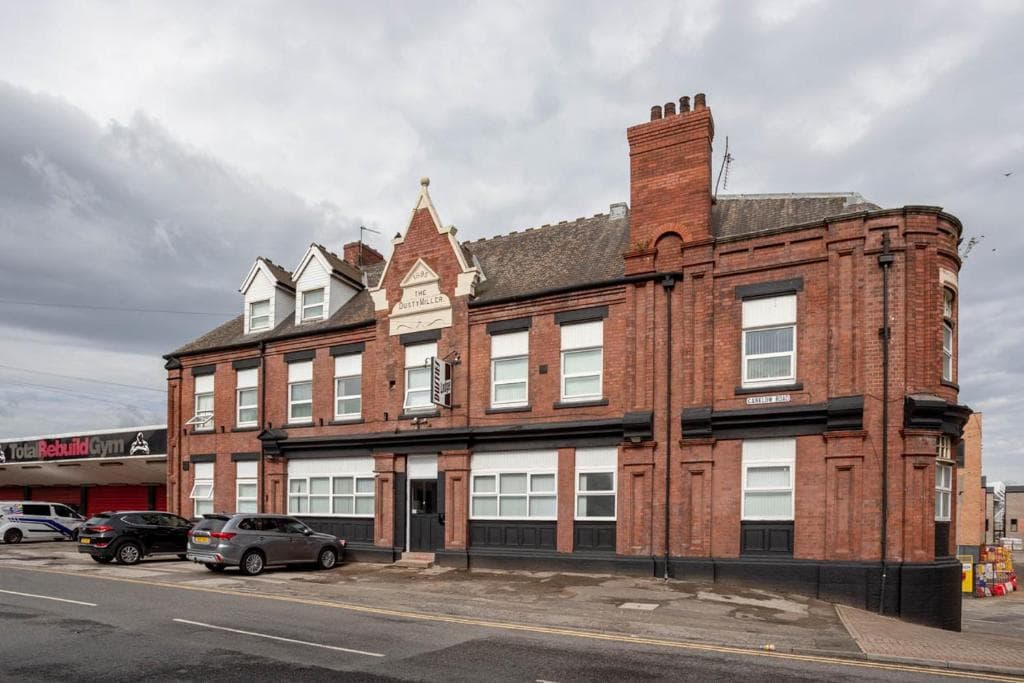 Dusties Hotel Image 1
