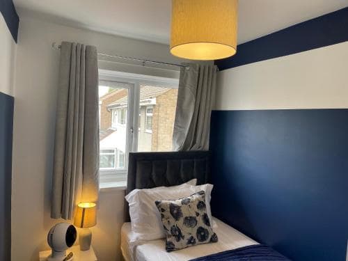 *Stylish*Upmarket 3 bed house 9 mins to centre Image 3