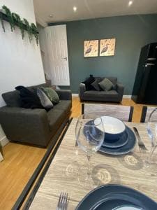 Ideal 4 Bed House - 5 minutes From Leeds Image 1