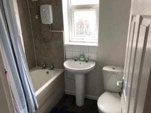 4-Bedroom House Close to Barnsley Centre Image 2