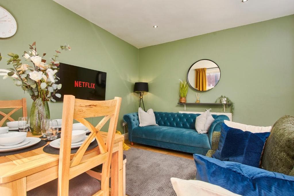 Fantastic 4BR 7-bed LEEDS House sleeps8 wParking Image 1