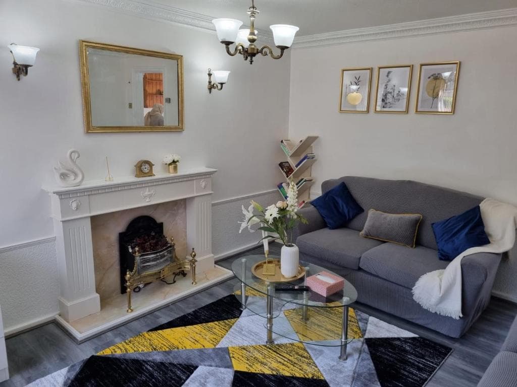 Centrally Located w/ Free Parking & Smart TV Image 1