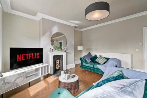 Large Spacious Apartment in Yorkshire - Parking Image 3