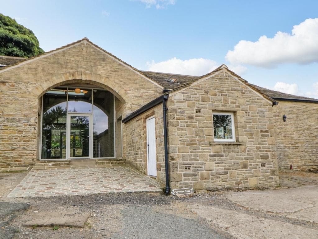 2 Bedroom Barn Conversion Image 3