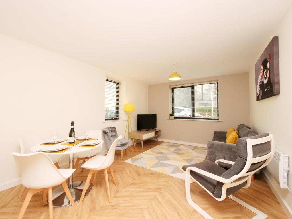 Modern & Spacious 2 Bedroom Apartment Image 1