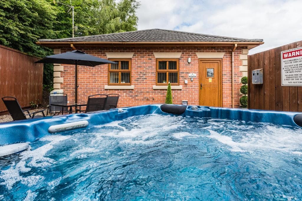 Oak Cottage with Hot Tub Image 1
