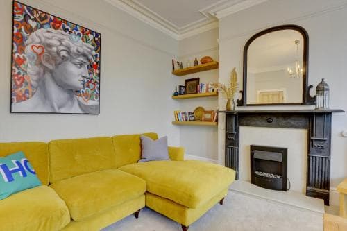 Stylish 2 Bedroom Maisonette With Parking Image 3