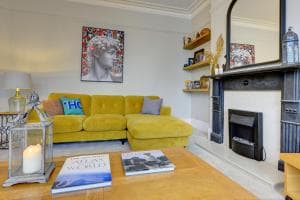 Stylish 2 Bedroom Maisonette With Parking Image 2