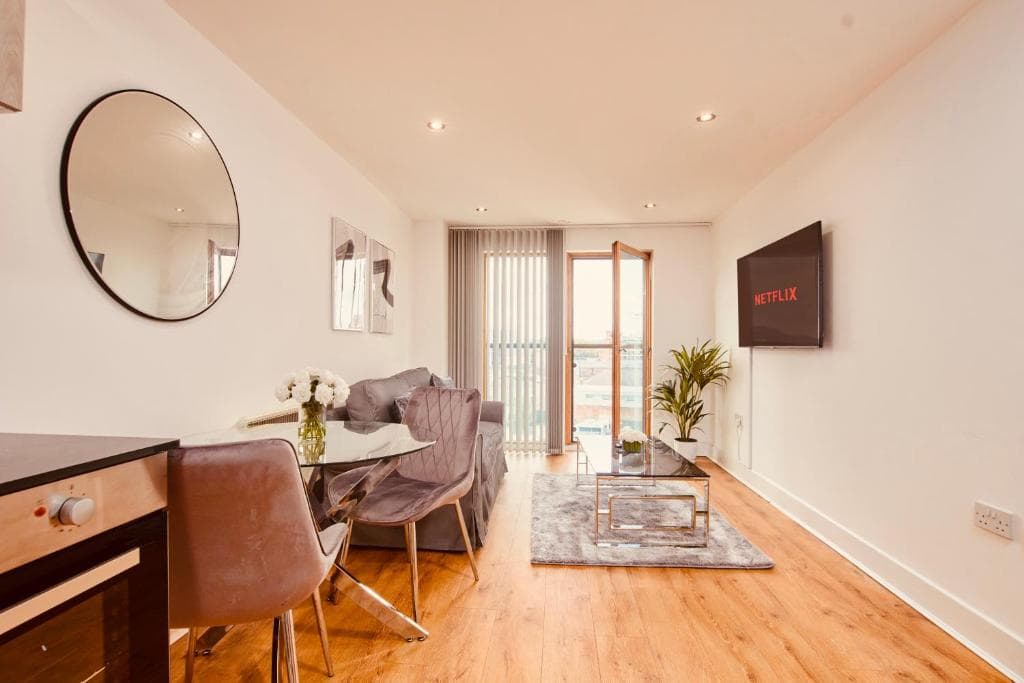 Modern Deluxe City Centre Apt & Free Secure Parking! Image 1