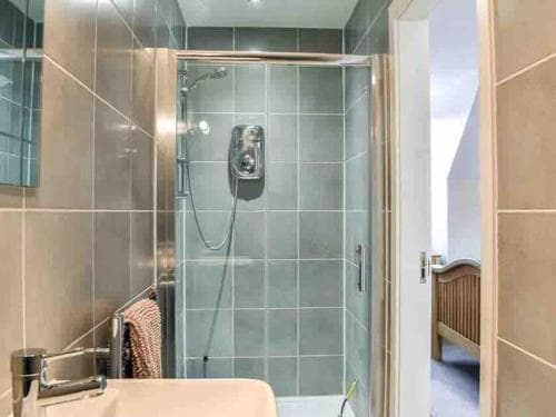 Normanton -ThreeStorey Townhouse -Free parking Image 3