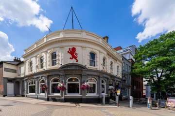 Accommodation at OYO The Red Lion Hotel in london luton airport