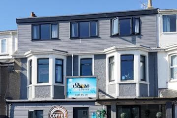 Accommodation at OYO Shore Surf Lodge in newquay airport