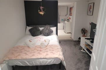 Accommodation at Hidden Treasure- 2 Beds Sleeps 3 Gillingham in rochester airport
