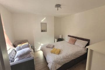 Accommodation at Apt - Sleeps 4 / 5 - Garden - Parking in manston airport