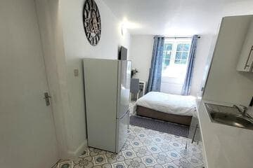 Accommodation at Tranquil Studio Retreat With Free Parking in raf northolt