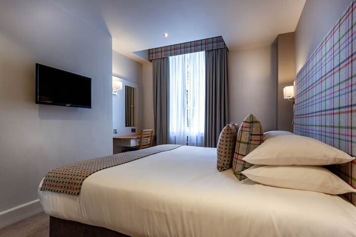White Hart Hotel &  Apartments Image 5