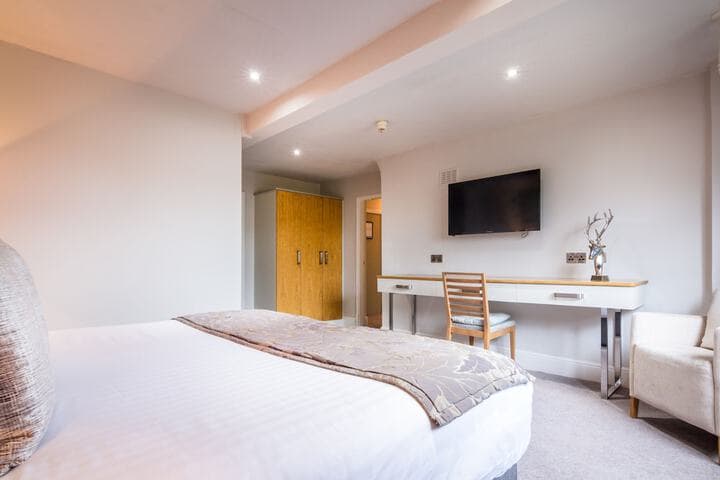 White Hart Hotel &  Apartments Image 9