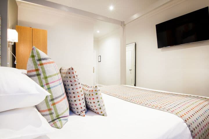 White Hart Hotel &  Apartments Image 8