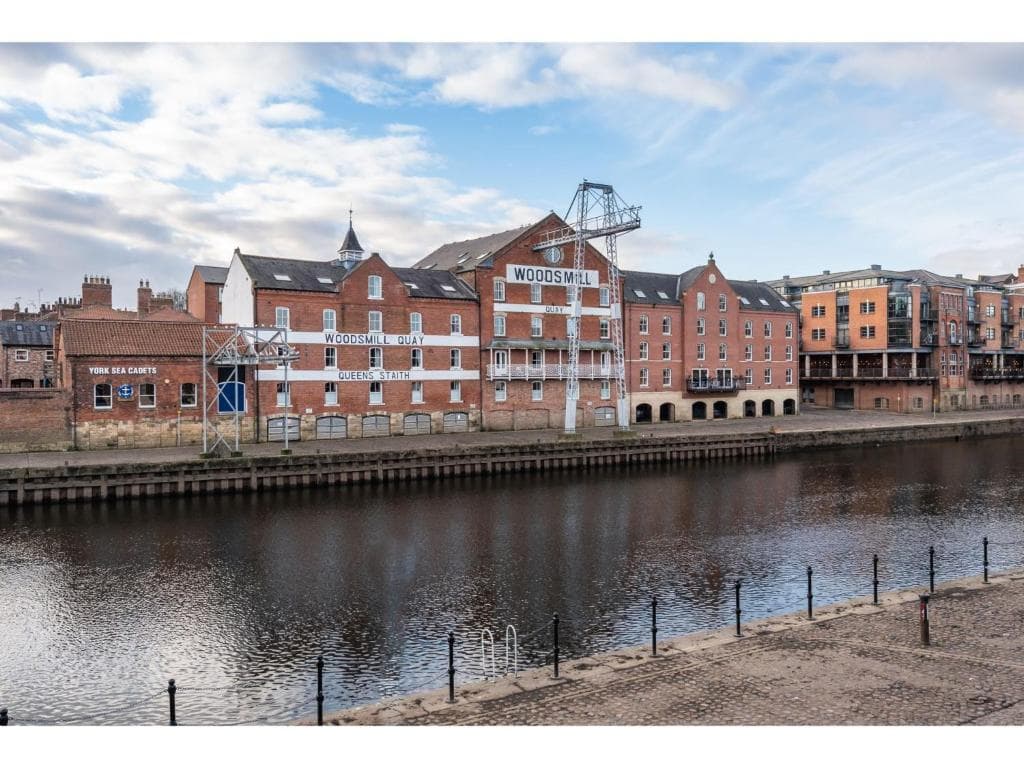 Accommodation at Waterfront 2 Bed, 2 Bath York City Centre Apartment with Parking in york